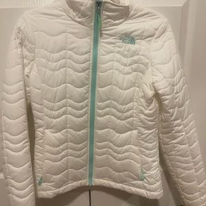 North face jacket. Barely worn . Looks brand new . Size s